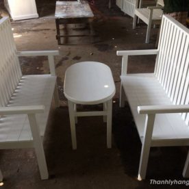 bàn ghế trắng dùng trong gia đình
