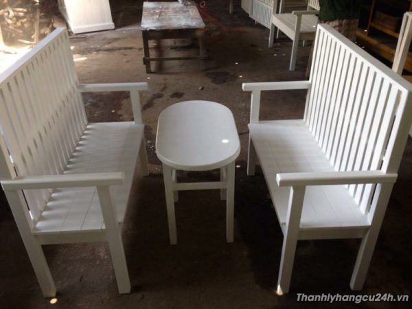 bàn ghế trắng dùng trong gia đình